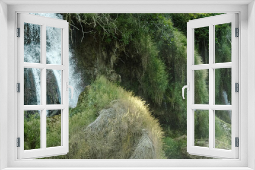 Fototapeta Naklejka Na Ścianę Okno 3D - Wodospady w otoczeniu bujnej roślinności panorama