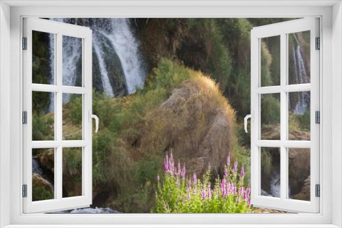 Fototapeta Naklejka Na Ścianę Okno 3D - Wodospady w otoczeniu bujnej roślinności
