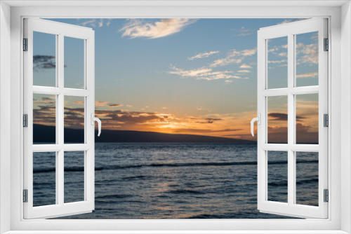 Fototapeta Naklejka Na Ścianę Okno 3D - Beautiful Maui sunset with sun setting behind Lanai, Hawaii