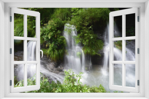 Fototapeta Naklejka Na Ścianę Okno 3D - 涼しそうな滝が流れている美しい渓谷の風景