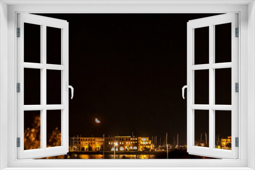 Fototapeta Naklejka Na Ścianę Okno 3D - Mond geht am Abend über dem Hafen von Rostock Warnemünde auf