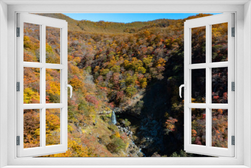 Fototapeta Naklejka Na Ścianę Okno 3D - 山間部の紅葉と滝