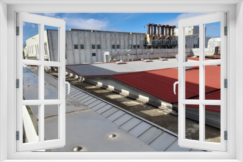 Fototapeta Naklejka Na Ścianę Okno 3D - Impianto tecnico su Vecchio tetto di un edificio industriale in lamiera grecata