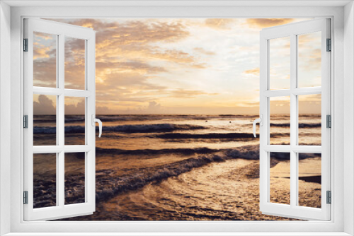Fototapeta Naklejka Na Ścianę Okno 3D - Picturesque sunset over waving sea