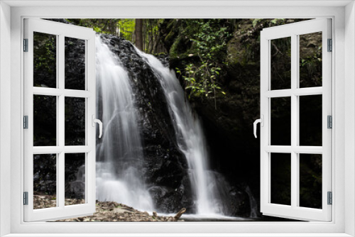 Fototapeta Naklejka Na Ścianę Okno 3D - 細い日本の滝