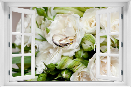 Fototapeta Naklejka Na Ścianę Okno 3D - Gold wedding rings on flower . Decorating the wedding ceremony.