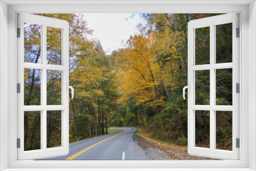 Fototapeta Naklejka Na Ścianę Okno 3D - Two lane road in the Great Smoky Mountains National Park with fall foliage