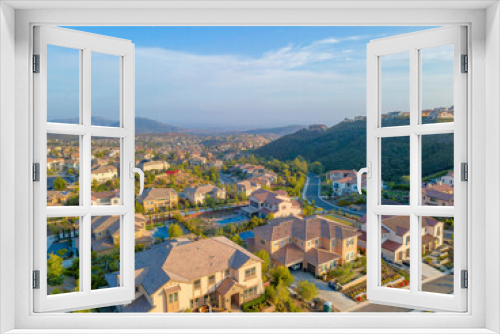 Fototapeta Naklejka Na Ścianę Okno 3D - Hillside suburban residences at Double Peak Park in San Marcos, California