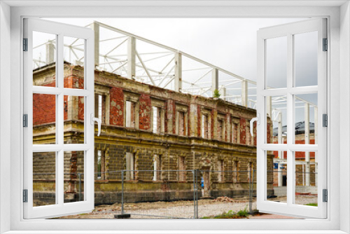 Fototapeta Naklejka Na Ścianę Okno 3D - integration of the facade of the old building into the new metal construction housing