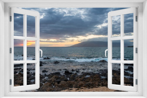 Fototapeta Naklejka Na Ścianę Okno 3D - The overlooking view of the shore in Maui, Hawaii