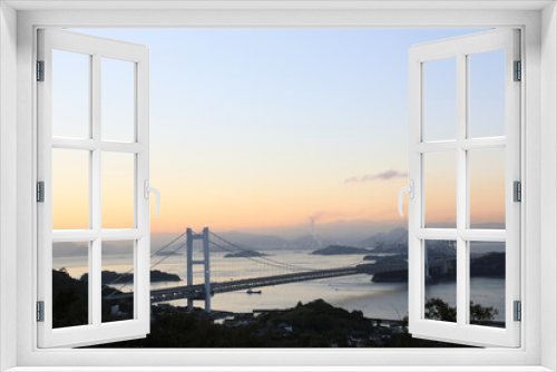 Fototapeta Naklejka Na Ścianę Okno 3D - 穏やかな瀬戸内海の島々に繋がる夜明けの瀬戸大橋