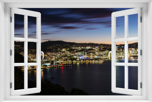 Fototapeta Naklejka Na Ścianę Okno 3D - ニュージーランド　首都ウェリントンのオリエンタル・ベイの丘からウェリントン港の夜景	