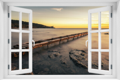 Fototapeta Naklejka Na Ścianę Okno 3D - Tramonto sul mare in un posto molto particolare.