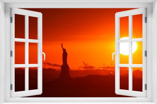 Fototapeta Naklejka Na Ścianę Okno 3D - The iconic Statue of Liberty in New York city, USA.