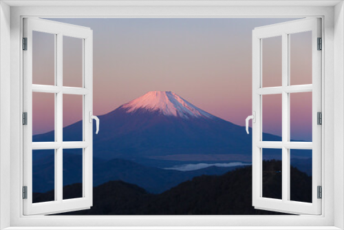 冬の丹沢　神奈川最高峰蛭ヶ岳山頂からの絶景　朝焼けの富士山