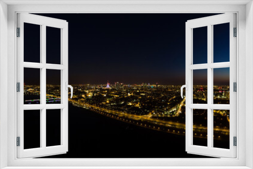 Fototapeta Naklejka Na Ścianę Okno 3D - Warszawa nocą rozświetlona przez uliczne latarnie, nocny krajobraz z lotu ptaka