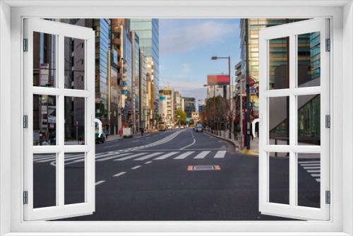 Fototapeta Naklejka Na Ścianę Okno 3D - 東京、六本木4丁目の街の風景　六本木交差点を起点に六本木通り、東京ミッドタウン、外苑東通りに面する区画。赤坂との境界　歓楽街と住宅街が共にする