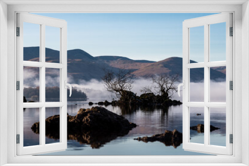 Fototapeta Naklejka Na Ścianę Okno 3D - Objects on water Loch Lomond