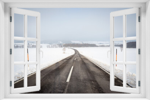 Fototapeta Naklejka Na Ścianę Okno 3D -  Country road in snowy winter day