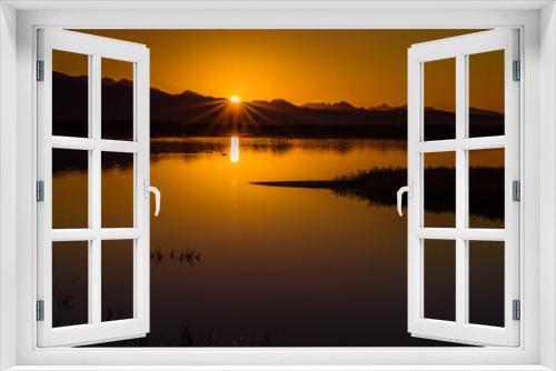 Fototapeta Naklejka Na Ścianę Okno 3D - Sunrise over water