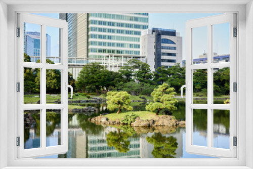 Fototapeta Naklejka Na Ścianę Okno 3D - ビル街の中にある日本庭園