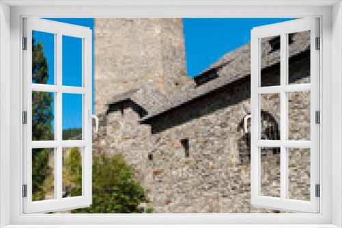 Fototapeta Naklejka Na Ścianę Okno 3D - Detailaufnahme einer alten Burg mit Turm, vor strahlend blauem Himmel