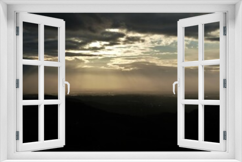 Fototapeta Naklejka Na Ścianę Okno 3D - Sonnenstrahlen zwischen den Wolken mit Landschaften
