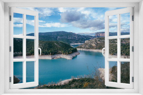 Fototapeta Naklejka Na Ścianę Okno 3D - Bonito peisajes con lago cielo  azul con nuves blancas y montañas de fondo