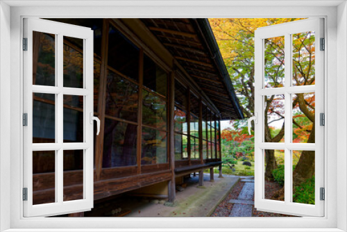 Fototapeta Naklejka Na Ścianę Okno 3D - 奈良依水園の窓に映る紅葉