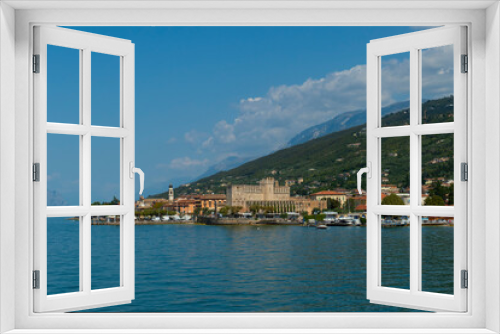 Fototapeta Naklejka Na Ścianę Okno 3D - Blick auf Torri del Benaco mit der Skaligerburg am Gardasee