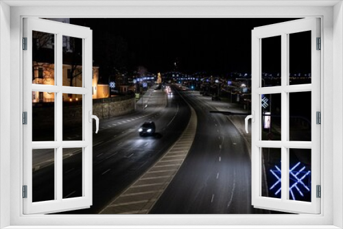Fototapeta Naklejka Na Ścianę Okno 3D - traffic at night in old town