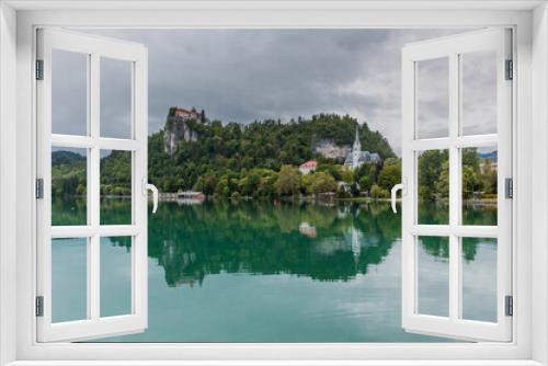 Fototapeta Naklejka Na Ścianę Okno 3D -  Bled castle reflecting in Bled lake, Slovenia