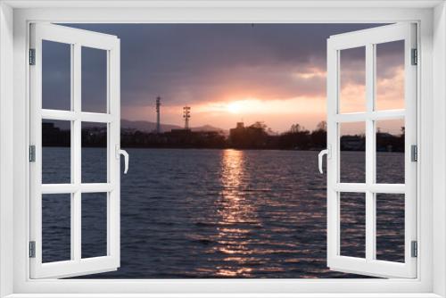 Fototapeta Naklejka Na Ścianę Okno 3D - 湖の夕日