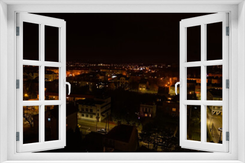 Fototapeta Naklejka Na Ścianę Okno 3D - Miasto nocą . Oświetlone ulice , grudniowa noc .