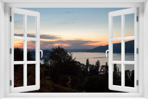 Fototapeta Naklejka Na Ścianę Okno 3D - evening scenery lake Thunersee switzerland