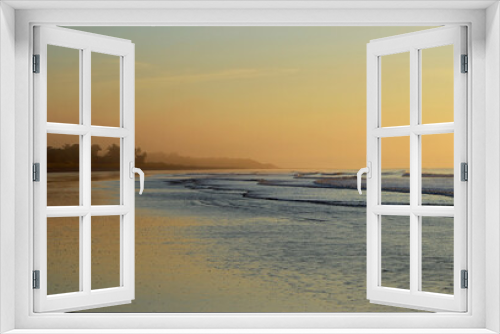 Fototapeta Naklejka Na Ścianę Okno 3D - Misty Sunrise Over Pacific Ocean Dream Landscape