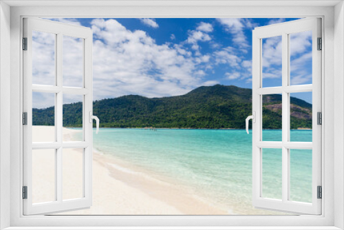 Fototapeta Naklejka Na Ścianę Okno 3D - Beautiful sea with white sandy beach and blue sky in tropical island.