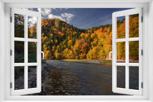Fototapeta Naklejka Na Ścianę Okno 3D - Beautiful and colorful autumn in the Pieniny Mountains with a view of the flowing river Dunajec.