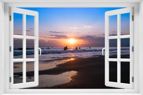 Fototapeta Naklejka Na Ścianę Okno 3D - 日本の綺麗な夕日と海岸の景色　サーフィンを楽しみむ人のシルエット