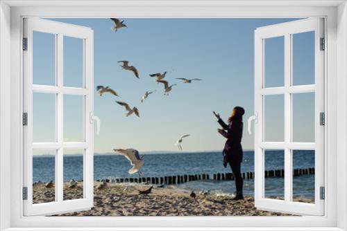 Fototapeta Naklejka Na Ścianę Okno 3D - Dziewczyna i ptaki na morskiej plaży
