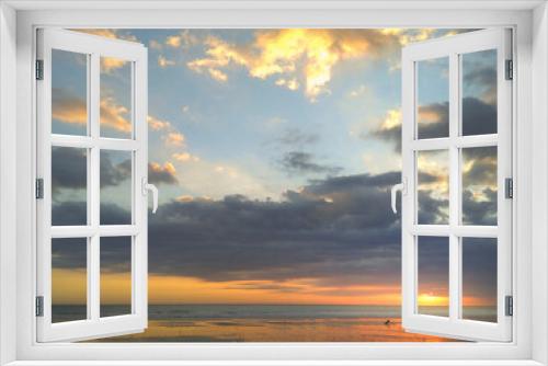 Fototapeta Naklejka Na Ścianę Okno 3D - Atardecer en la playa con nubes y sol