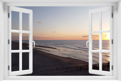 Fototapeta Naklejka Na Ścianę Okno 3D - Eine Luftaufnahme von dem Domburger Strand bei Sonnenuntergang.