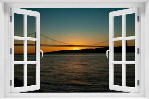 Fototapeta Naklejka Na Ścianę Okno 3D - Ponte 25 abril Lisboa, nascer do sol