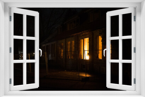Fototapeta Naklejka Na Ścianę Okno 3D - Hausbrand in einem leerstehenden Haus