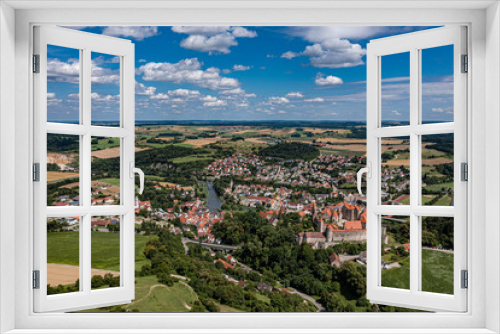 Luftbild der Stadt Harburg in Bayern, im Naturpark Altmühltal an einem Tag im Sommer