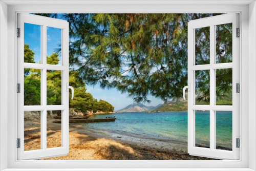 Fototapeta Naklejka Na Ścianę Okno 3D - Wybrzeże i morze Chorwacji z kamienną plażą i niebieskim niebem z białymi chmurami