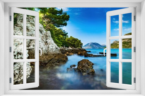 Fototapeta Naklejka Na Ścianę Okno 3D - Wybrzeże i morze Chorwacji z kamienną plażą i niebieskim niebem z białymi chmurami