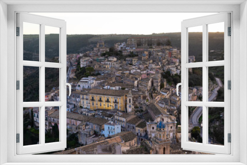 Fototapeta Naklejka Na Ścianę Okno 3D - Lever de soleil sur Raguse en Sicile