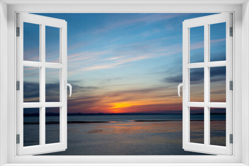 Fototapeta Naklejka Na Ścianę Okno 3D - 美しい湖の夕暮れ
