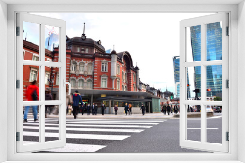 Fototapeta Naklejka Na Ścianę Okno 3D - 横断する人で賑わう東京駅丸の内北口前の交差点風景